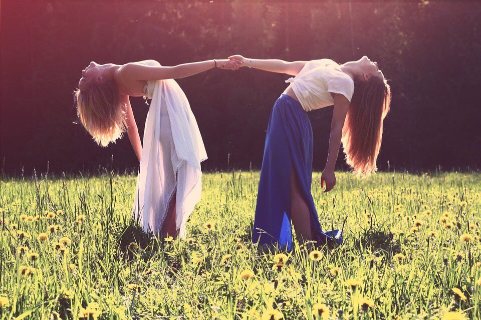 newspaper-lite-two-girl