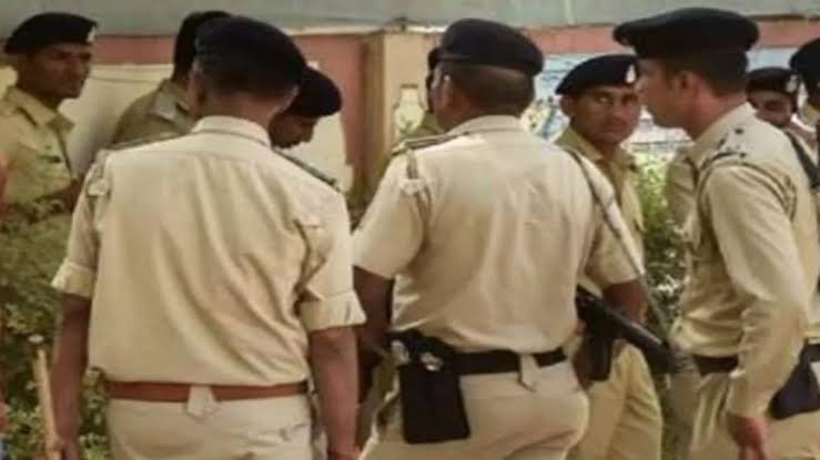 पुलिस दबिश